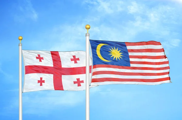 Georgia Malesia Due Bandiere Pennoni Cielo Azzurro Nuvoloso Sfondo — Foto Stock