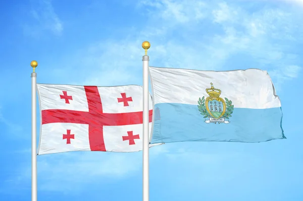 Geórgia San Marino Duas Bandeiras Postes Bandeira Fundo Azul Céu — Fotografia de Stock