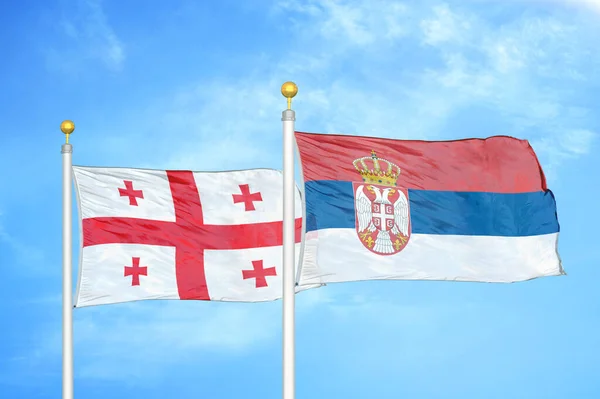 Gürcistan Sırbistan Bayrak Direkleri Mavi Bulutlu Arka Planda Iki Bayrak — Stok fotoğraf