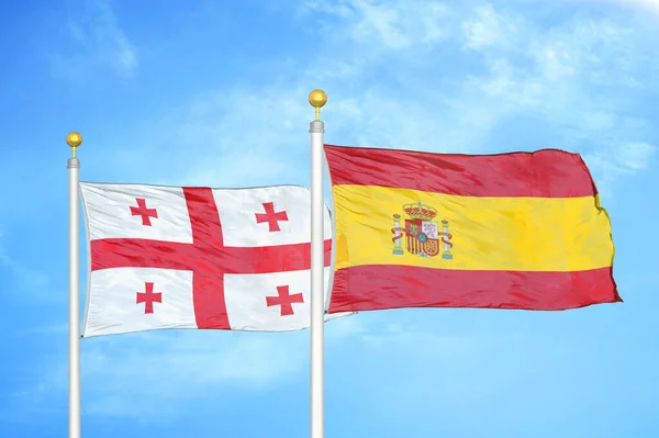 그루지야와 스페인 깃대와 구름낀 배경에 — 스톡 사진