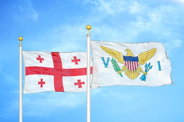 Georgien Och Jungfruöarna Usa Två Flaggor Flaggstänger Och Blå Molnigt — Stockfoto