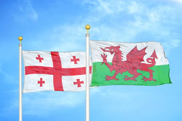 Geórgia País Gales Duas Bandeiras Postes Bandeira Azul Céu Nublado — Fotografia de Stock