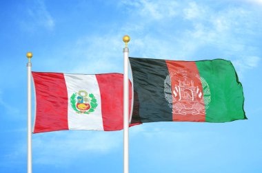 Peru ve Afganistan bayrak direkleri ve mavi bulutlu arka planda iki bayrak