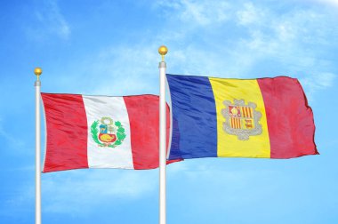 Peru ve Andorra bayrak direkleri ve mavi bulutlu arka planda iki bayrak