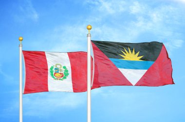 Peru, Antigua ve Barbuda bayrak direkleri üzerinde iki bayrak ve mavi bulutlu gökyüzü arka planı