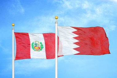 Peru ve Bahreyn bayrak direğinde iki bayrak ve mavi bulutlu arka plan