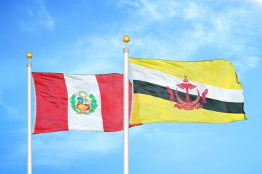 Peru ve Brunei bayrak direkleri ve mavi bulutlu arka planda iki bayrak