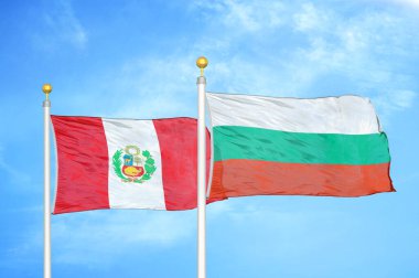 Peru ve Bulgaristan bayrak direkleri ve mavi bulutlu arka planda iki bayrak
