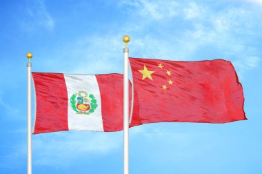 Peru ve Çin bayrak direkleri ve mavi bulutlu arka planda iki bayrak