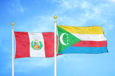 Peru ve Comoros bayrak direğinde iki bayrak ve mavi bulutlu gökyüzü arkaplanı