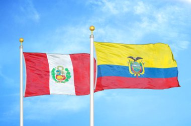Peru ve Ekvador bayrak direkleri üzerinde iki bayrak ve mavi bulutlu gökyüzü arkaplanı