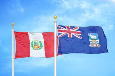 Peru ve Falkland Adaları bayrak direkleri ve mavi bulutlu arka planda iki bayrak