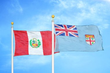 Peru ve Fiji bayrak direkleri ve mavi bulutlu arka plan üzerinde iki bayrak