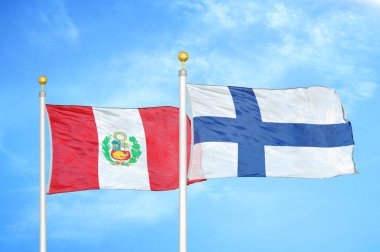 Peru ve Finlandiya bayrak direkleri ve mavi bulutlu arka planda iki bayrak