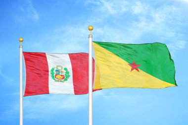 Peru ve Fransız Guyanası bayrak direkleri ve mavi bulutlu arka planda iki bayrak