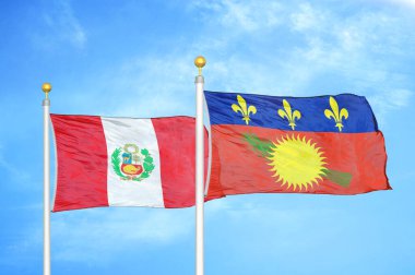 Peru ve Guadeloupe bayrak direkleri ve mavi bulutlu arka planda iki bayrak