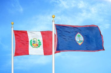 Peru ve Guam bayrak direkleri ve mavi bulutlu arka planda iki bayrak