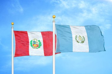 Peru ve Guatemala bayrak direkleri ve mavi bulutlu arka planda iki bayrak