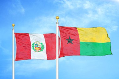 Peru ve Gine-Bissau bayrak direğinde iki bayrak ve mavi bulutlu arka plan
