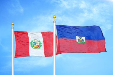 Peru ve Haiti bayrak direkleri ve mavi bulutlu arka planda iki bayrak