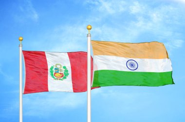 Peru ve Hindistan bayrak direkleri ve mavi bulutlu arka planda iki bayrak