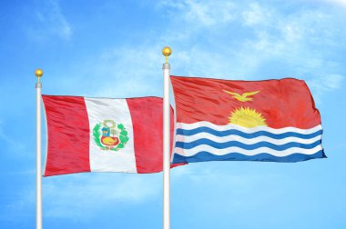 Peru ve Kiribati bayrak direkleri ve mavi bulutlu arka planda iki bayrak