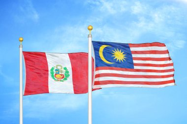 Peru ve Malezya bayrak direkleri üzerinde iki bayrak ve mavi bulutlu arka plan