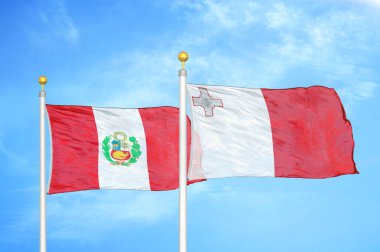 Peru ve Malta bayrak direğinde iki bayrak ve mavi bulutlu gökyüzü arkaplanı