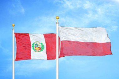 Peru ve Polonya bayrak direkleri ve mavi bulutlu arka planda iki bayrak