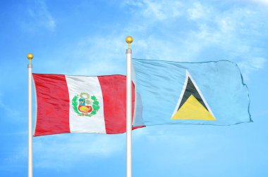 Peru ve Saint Lucia bayrak direkleri ve mavi bulutlu arka planda iki bayrak