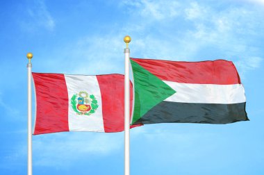 Peru ve Sudan bayrak direkleri ve mavi bulutlu arka planda iki bayrak