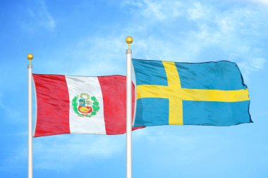 Peru ve İsveç bayrak direkleri ve mavi bulutlu arka planda iki bayrak