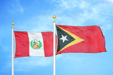 Peru ve Timor-Leste Doğu Timor bayrak direkleri üzerinde iki bayrak ve mavi bulutlu arka plan