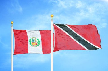 Peru, Trinidad ve Tobago bayrak direkleri ve mavi bulutlu arka plan