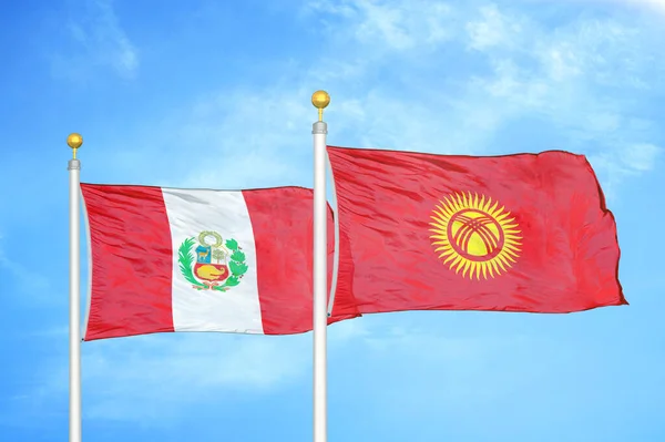 Peru Och Kirgizistan Två Flaggor Flaggstänger Och Blå Molnigt Himmel — Stockfoto