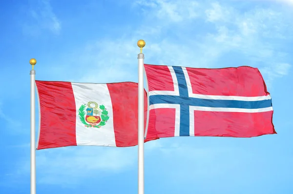 ペルーとノルウェーの旗竿と青い空の背景に2つの旗 — ストック写真