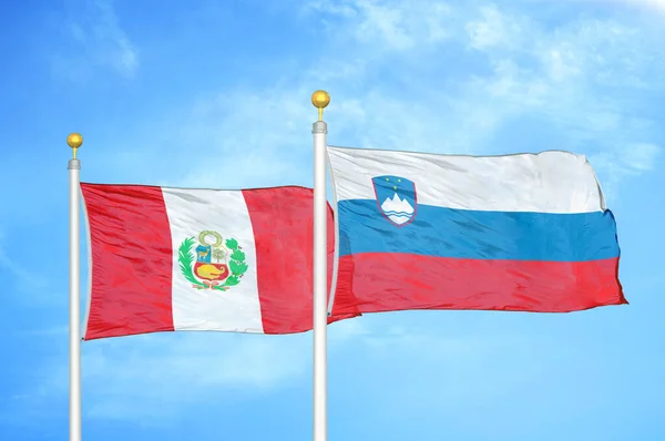 Perú Eslovenia Dos Banderas Sobre Asta Bandera Fondo Azul Cielo — Foto de Stock