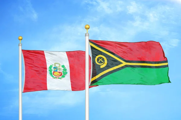 Peru Und Vanuatu Zwei Flaggen Auf Fahnenmasten Und Blauer Bewölkter — Stockfoto