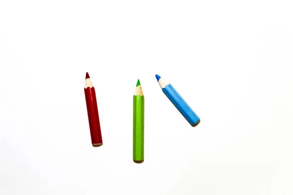 Beyaz arkaplanda renkli kalemler