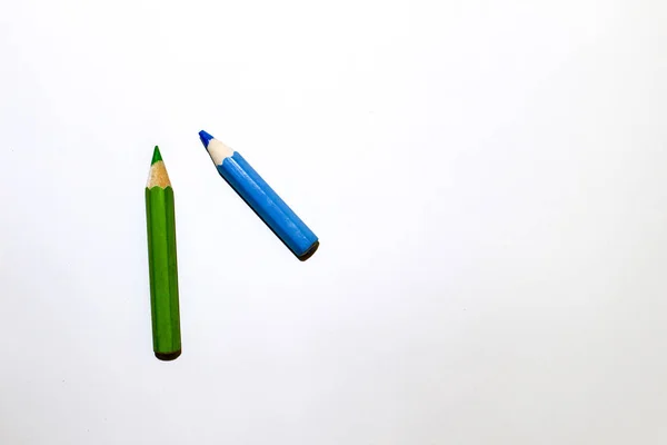 Beyaz arkaplanda renkli kalemler