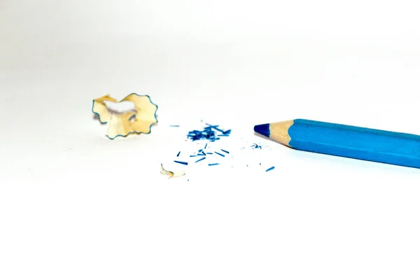 Beyaz arkaplanda renkli kalemler