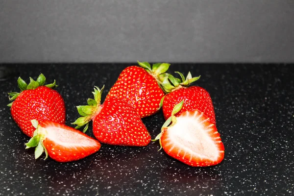 Olgun kırmızı çilek siyah bir zemin üzerine