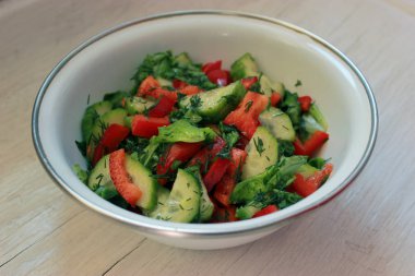                      Salatalık ve domates beyaz bir tabak içinde ışık yaz salatası