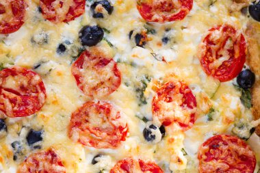 Textur vejetaryen tuzlu pasta, domates, zeytin ve beyaz peynir, kiş görünümü top.
