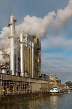 Nehir boyunca dumanı kirleten endüstri