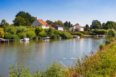 Sint-Amends Flanders Belçika 'daki Leie nehri. Tekneleri ve evleri var.