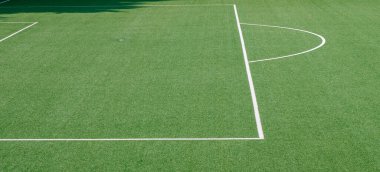 Üzerinde beyaz lekeler olan bir futbol sahası parçası