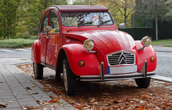 旧市街のヴィンテージカーレッド2Cv — ストック写真