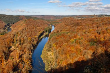 Sonbahar boyunca Belçika, Ardennes 'teki Semois nehrinin hava manzarası