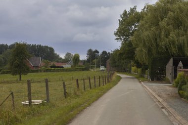 Flaman Ardennes Belçika 'nın küçük bir köyünde sessiz bir yol.